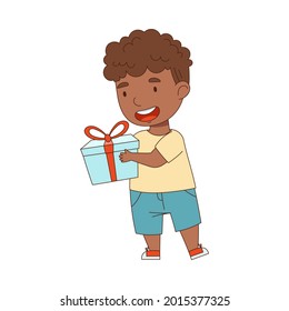 Little African American Boy Holding Geschenkbox als Holiday Present Vektorgrafik