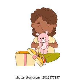 Kleine afrikanische Girl-Opening-Geschenkbox mit Teddybären, die bei der aktuellen Vektorgrafik begeistert ist