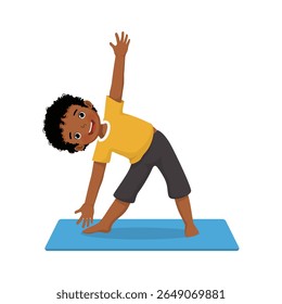 Menino africano fazendo yoga posar exercícios de ginástica em esteira em casa