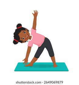 Menina africana fazendo exercícios de ginástica de pose de ioga praticando em um tapete verde interior em casa