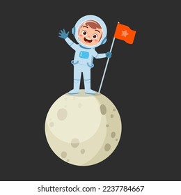 kleine Astronautenkostüme und Stehe auf dem Mond mit Flaggen