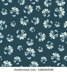Las flores azules pequeñas repiten una impresión sin fisuras.