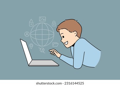 Niño pequeño navegando por Internet en su laptop. Chico sonriente que usa la navegación por computadora en sitios web. Niños y tecnología. Ilustración vectorial. 