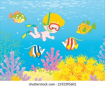 Niñito con máscara de buceo, aletas y buceo con tubo con alegres peces de colores en el agua azul de un arrecife de coral tropical en las vacaciones de verano, ilustración vectorial de dibujos animados