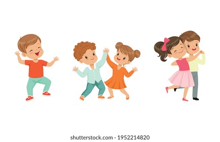 Pequeño niño y niña bailando en parejas y mudándose a un conjunto de ilustraciones de vectores musicales