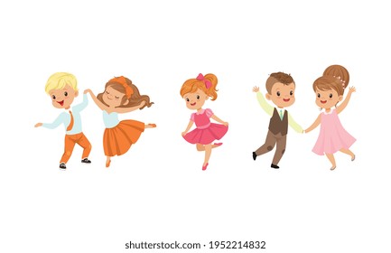 Pequeño niño y niña bailando en parejas y mudándose a un conjunto de ilustraciones de vectores musicales