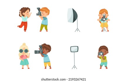 Pequeño niño y niña sujetando la cámara y tomando el conjunto de iluminación del vector fotográfico