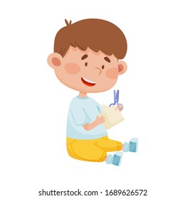 Pequeño niño sujetando tijeras haciendo ilustración de vectores de artesanía de papel