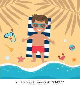 En la playa hay un niño que toma el sol en la toalla a la sombra de las palmeras. Pequeño chico lindo de vacaciones. Hora de verano, vacaciones. Ilustración vectorial.