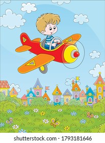 Niño piloteando su pequeño avión de juguete entre nubes blancas en el cielo azul del verano sobre un parque verde cerca de las bonitas casas coloridas de un pequeño pueblo en un día soleado, ilustración vectorial de dibujos animados