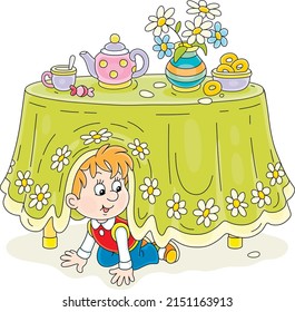 Niñito jugando a las escondidas bajo una mesa con un mantel hermoso y un set de té en una cocina, ilustraciones vectoriales de dibujos aislados en un fondo blanco