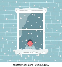 El niño pequeño de la habitación está sorprendido, mirando la nieve. Ventana en una pared de ladrillo en un día nevado. Vista desde el lado de la calle. Fondo de invierno. Ilustración vectorial.