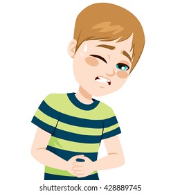 Niño tocando su vientre sufriendo dolor de estómago