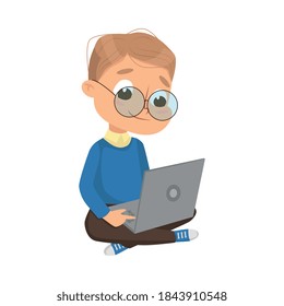 Pequeño niño con computadora portátil, niño inteligente con dispositivo, educación y conocimiento Concepto de dibujos animados Ilustración vectorial
