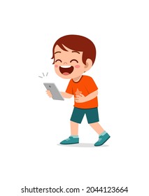 niñito usando teléfono móvil y reír