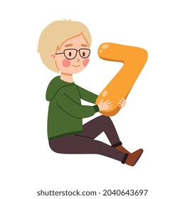 Cifras y matemáticas de pequeño aprendizaje infantil, ilustración vectorial plana aislada en fondo blanco. Caricatura de niño con el número siete en las manos.