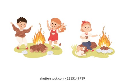 Niños pequeños acampan alrededor de la hoguera. Niños guapos saltando por el fuego y tomando té ilustración vectorial