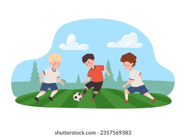 Niños pequeños juegan fútbol, chicos felices jugando fútbol en el césped del estadio. Niños caricaturistas con ropa deportiva patean el vector de fútbol ilustración aislada. Juego de equipo deportivo saludable fuera