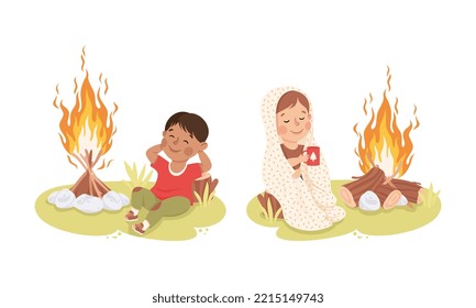 Niños pequeños sentados en una hoguera en el campamento de verano. Niños felices relajándose y calentándose a sí mismos por ilustración vectorial de caricatura de fuego