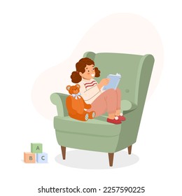 La niña pequeña con el libro en las manos se sienta en un sillón verde vintage y lee en voz alta un libro para el oso de peluche. С concepto de la educación de los niños, el aprendizaje de la lectura, el hobby familiar. Ilustración vectorial. 