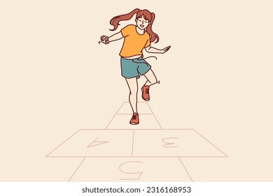 Niña pequeña juega al "hopscotch" saltando en jaulas dibujadas en asfalto pavimentado el verano soleado. Niña adolescente feliz lleva un estilo de vida activo y juega a la ventanilla en tiempo libre desde la escuela