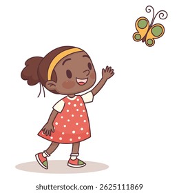 menina no vestido de bolinhas que corre atrás de borboleta no verão
