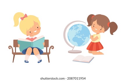 Kleines Mädchen mit Ponytail Reading Book Sitting auf Bench und Globe Vectorset Set beobachten