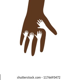 Pequeñas manos dentro del ícono de Vector de palma grande. Mano que ayuda, cuidado de la salud de los niños, Plantilla del logotipo de la caridad. BLM, la vida negra importa. Ilustración vectorial aislada sobre fondo blanco.