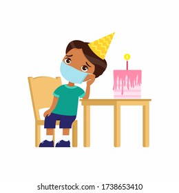 小さなインド人の男の子は 彼女の誕生日に悲しむ 顔に医療マスクを付けたかわいい子が椅子に座る 誕生日だけ ウイルス対策 アレルギーのコンセプト 白い背景にベクターイラスト のベクター画像素材 ロイヤリティフリー