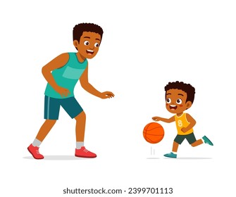 niño pequeño con padre jugando baloncesto