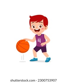 los niños pequeños juegan al baloncesto y se sienten felices