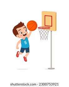 los niños pequeños juegan al baloncesto y se sienten felices