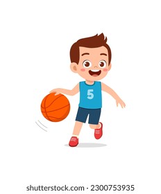 los niños pequeños juegan al baloncesto y se sienten felices