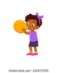 niño pequeño parado y soplando un globo