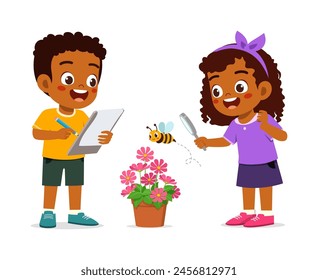 little kid use magnifying glass to observe bee