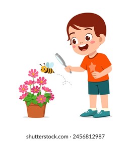 little kid use magnifying glass to observe bee