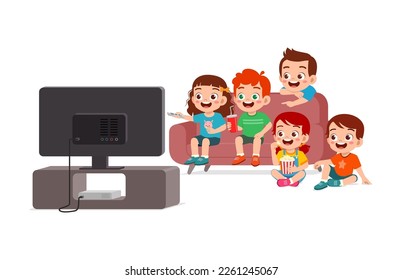 niño pequeño viendo la televisión con su familia y se siente feliz