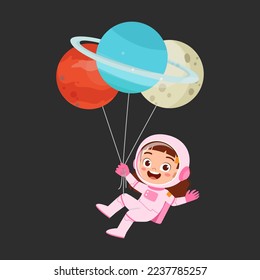 kleines Kind, das Astronautenkostüm trägt und Ballon hält