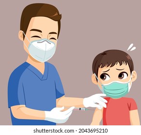Kleines Kind mit Gesichtsmaske, das mit einem Coronavirus-Impfstoff geimpft wird, der von einer männlichen Krankenschwester mit Spritze aufgetragen wird
