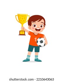 un niño pequeño gana la competencia de fútbol y sostiene un trofeo