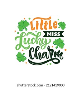 La pequeña Srta. Lucky Charm dibujó un texto a mano para el día de San Patricio. Caligrafía moderna de pincel. Tipografía con letras a mano. Ilustración vectorial para postal, banner, tarjeta de saludo, diseño de camisetas, cita graciosa