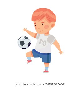 Little Redhead Boy in Sport-Shirt und Shorts spielen Fußball Kicking Ball mit seinem Fuß Vektorgrafik