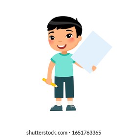 Niñito sonriente sosteniendo hojas de papel vacías, ilustración vectorial plana. Un niño pequeño con un afiche en blanco y un lápiz en las manos aislado en fondo blanco. Niña asiática con notas de burla