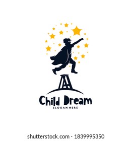 Pequeño superhéroe en el logo de la luna
