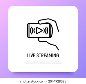 Icono de línea delgada de streaming en vivo: mano sujetando el smartphone con el botón de reproducción. Blogueo en video. Ilustración vectorial moderna.