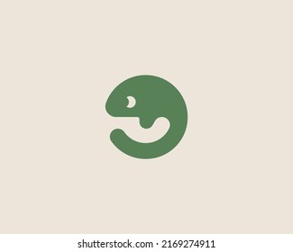 Lizard logo template. Cute green gecko icon in flat style. Minimalist chameleon logotype. Vector illustration.