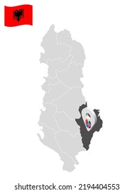 Lage Korce County auf der Karte Albanien. 3D-Ortszeichen ähnlich der Flagge von Korce County. Qualitätskarte mit Regionen Albaniens für Ihr Design. EPS10