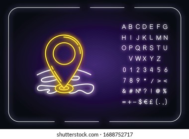 Icono de luz de neón del puntero de ubicación. Posición GPS. Coloque el pasador en el mapa. Punto de referencia geográfico. Efecto luminoso exterior. Signo con alfabeto, números y símbolos. Ilustración de color RGB aislada por vectores