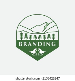 Marca de logotipo de la plantilla de vectores de montaña y caballo