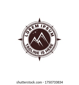 Logo-Design von drei Berggipfeln. Abenteuer-Logo-Design mit Emblem-Stil.